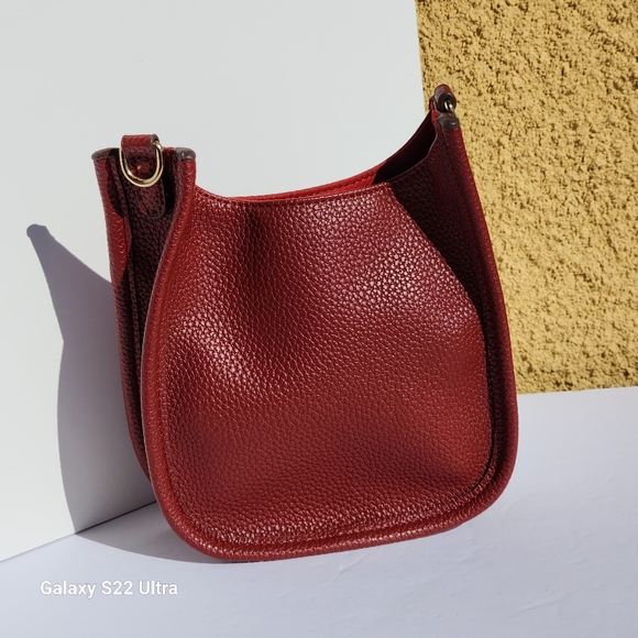 Women's Faux Pebble Leather Wine Small Two Pocket Shoulder Bag with Guiter Strap - Picture 4 of 8